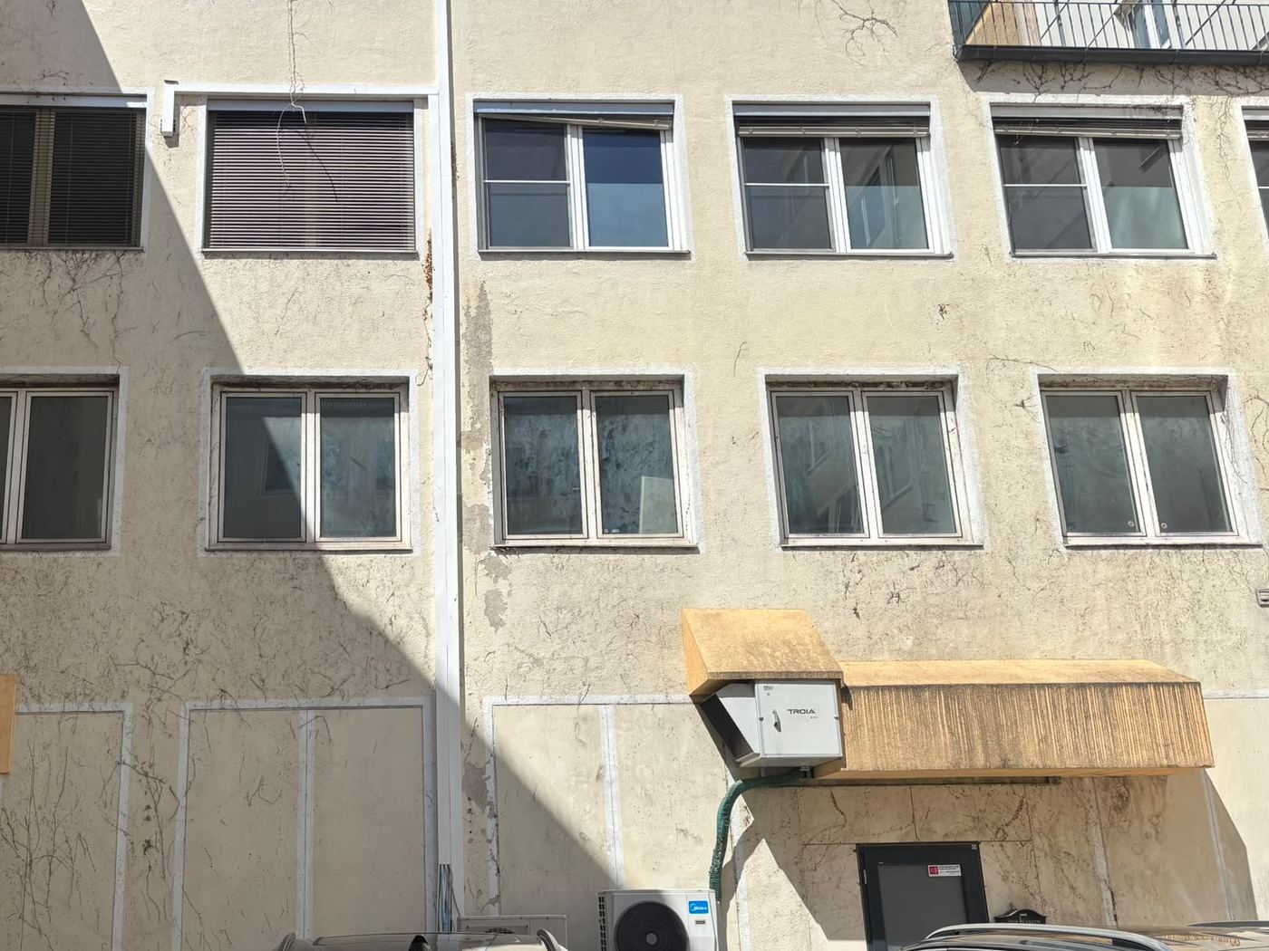 Innenhof eines Münchner Mehrparteienobjekts vor Beginn der Instandsetzung